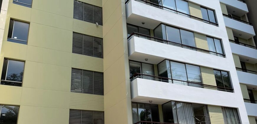 Vendo Departamento con Balcón en Av. Javier Prado Oeste