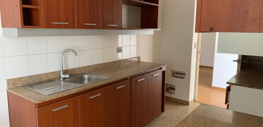 Vendo Departamento con Balcón en Av. Javier Prado Oeste