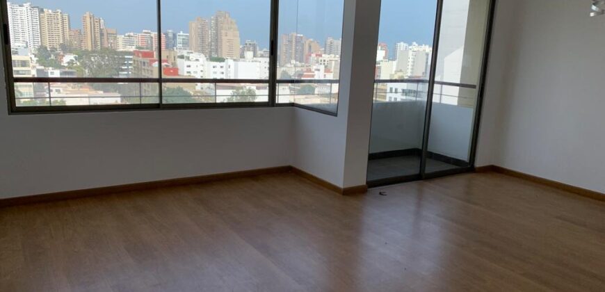 Vendo Departamento con Balcón en Av. Javier Prado Oeste