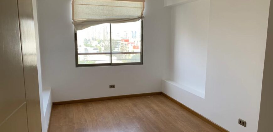 Vendo Departamento con Balcón en Av. Javier Prado Oeste