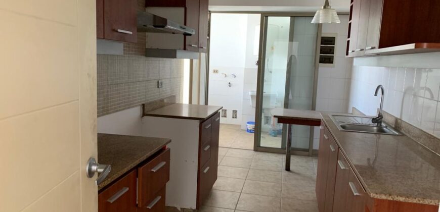Vendo Departamento con Balcón en Av. Javier Prado Oeste