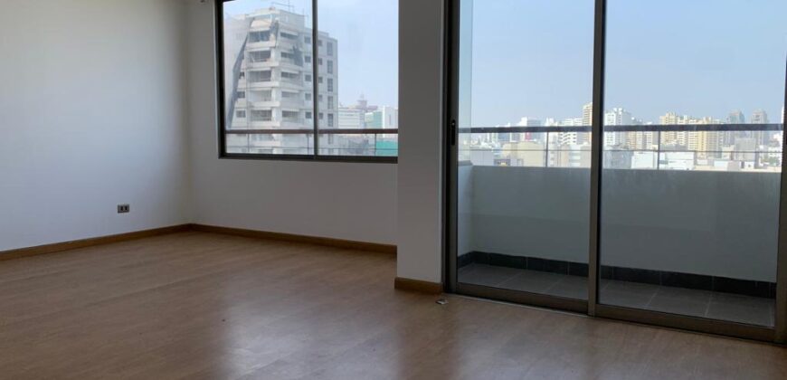 Vendo Departamento con Balcón en Av. Javier Prado Oeste