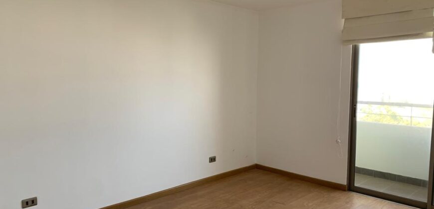 Vendo Departamento con Balcón en Av. Javier Prado Oeste